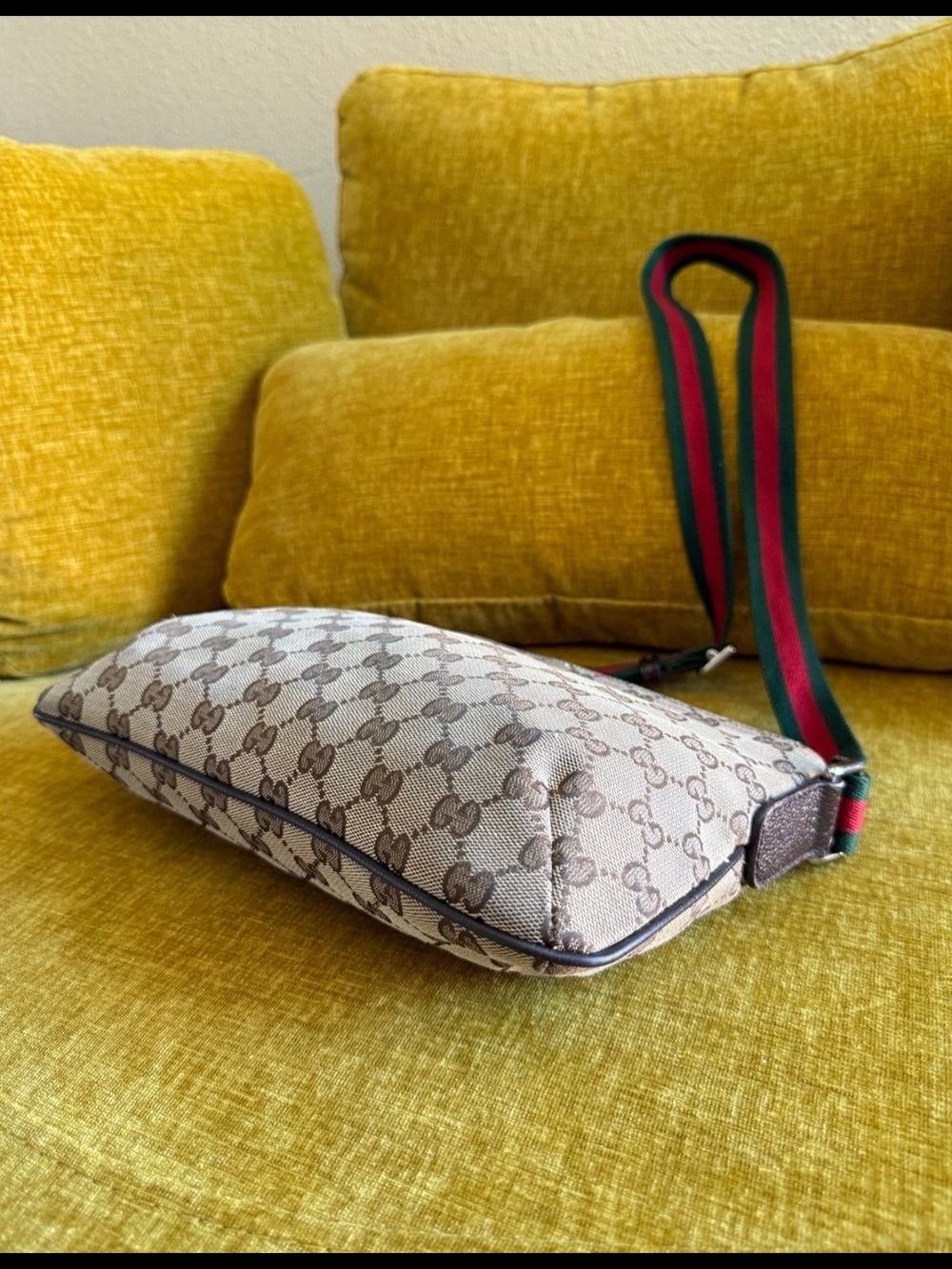 Gucci Beige GG Supreme Crossbody Bag with Green-Red Shoulder Strap - Picture 6 of 11